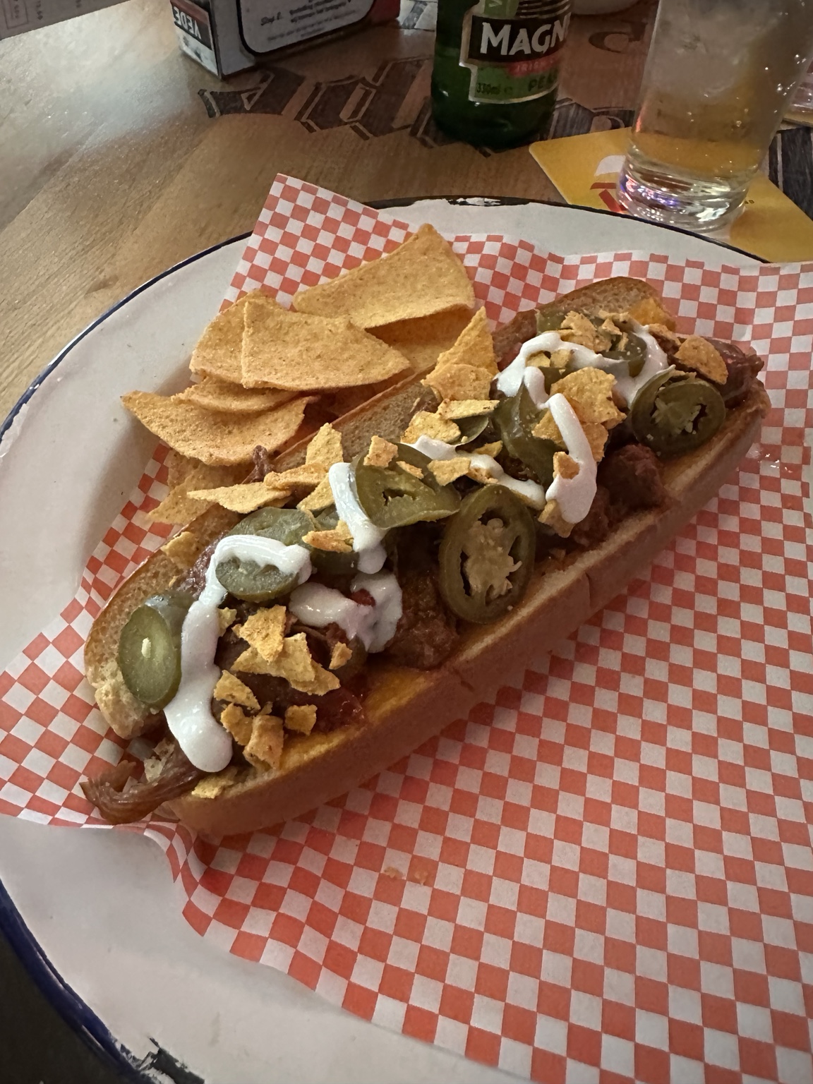 A tray of Rotterdam kapsalon with fries, meat, cheese, salad and sauce
