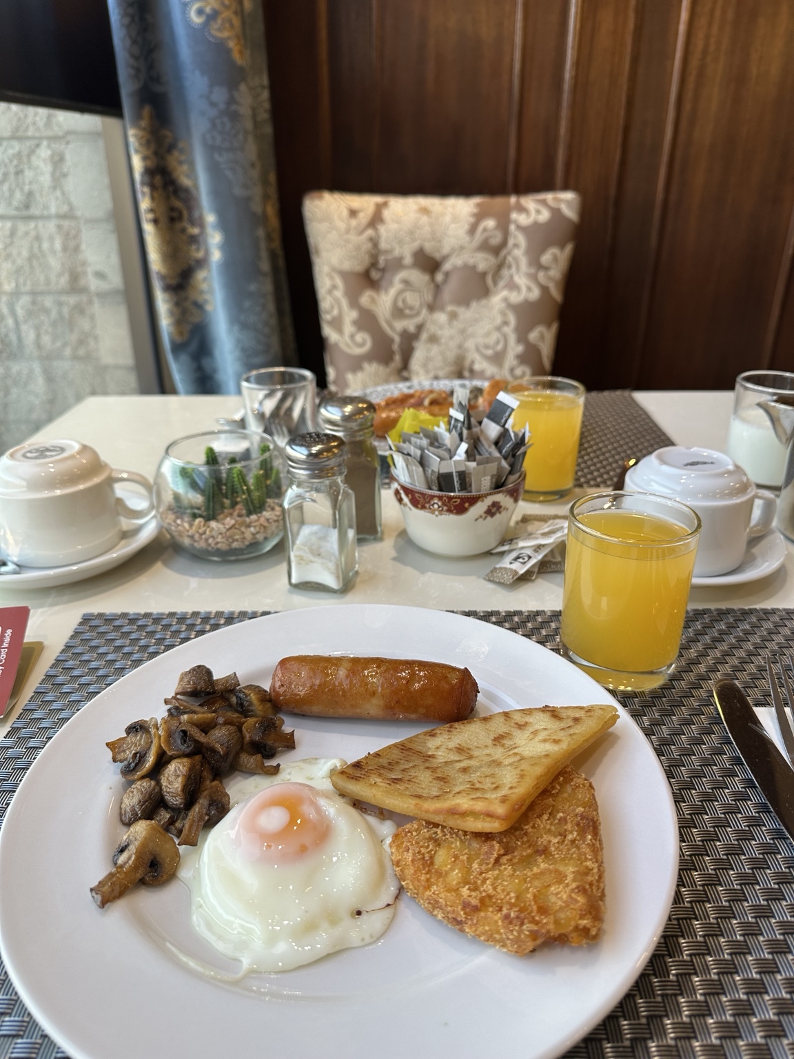 Breakfast at the Fort William hotel